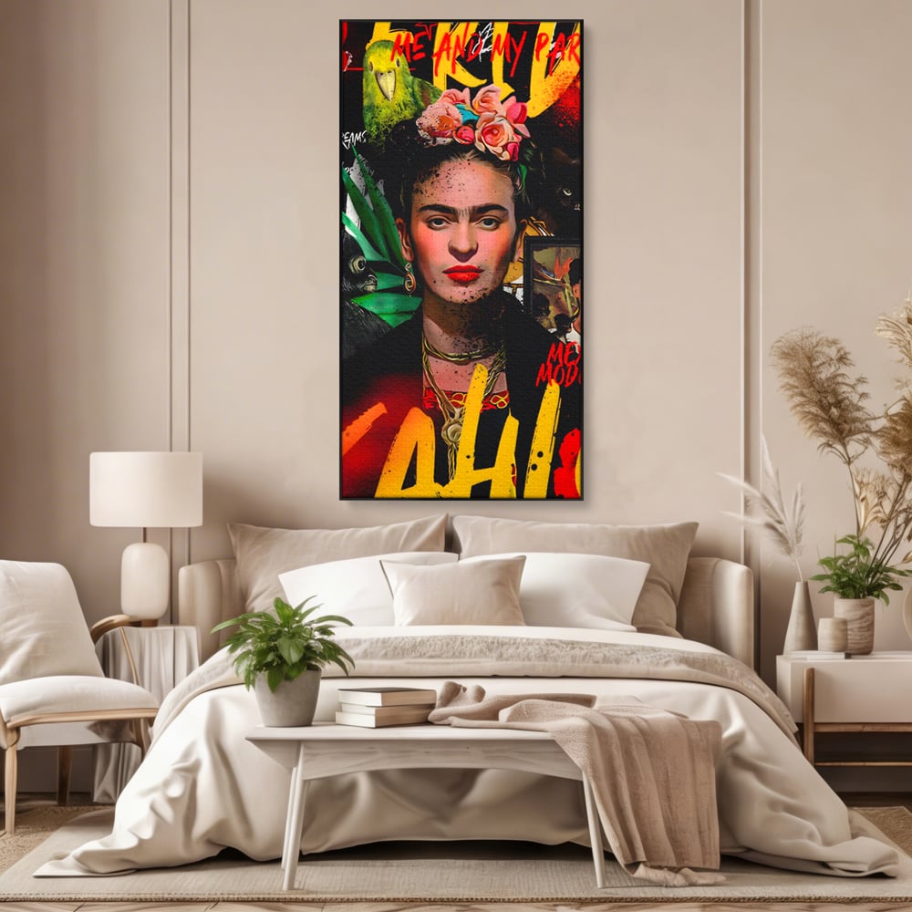 Tablou canvas cu tablou canvas portret frida kahlo, in rama de aluminiu negru, pe perete intr-un dormitor